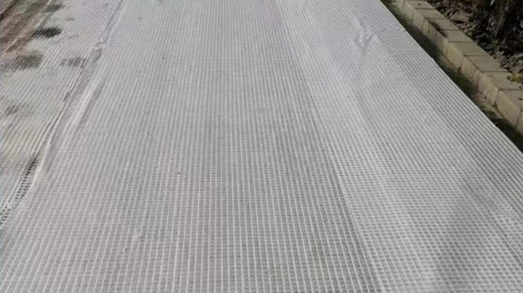 Warp knitted composite geotextiles prevent pavement cracks01